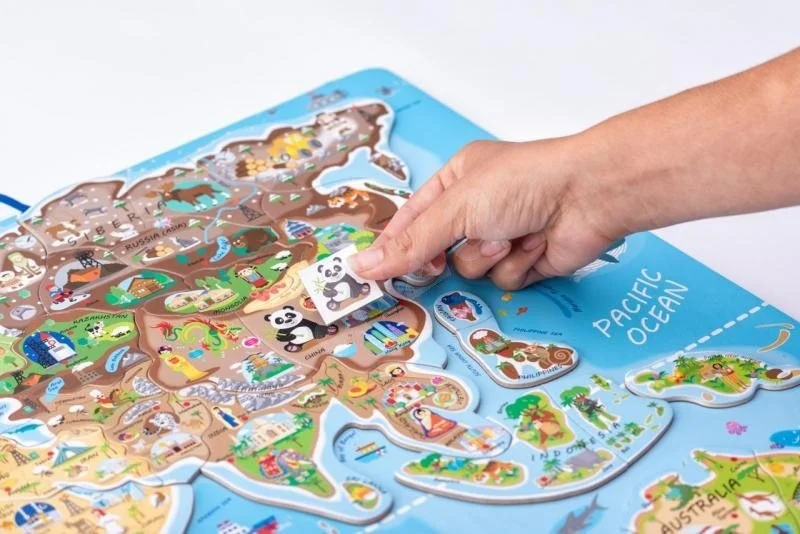 WOODY Magnetické puzzle Mapa - Svět v obrázcích 2v1