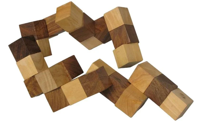 MI-TOYS Dřevěný hlavolam Cube Chain