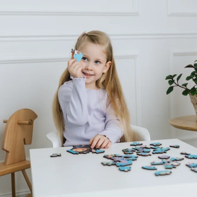 TREFL Dřevěné obrysové puzzle Gábinin kouzelný domek: Veselá Gábinka 50 dílků