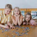 Puzzle pro děti Trefl 160 dílků Sněhurka: Pohádkové Vánoce (40. výročí Trefl)